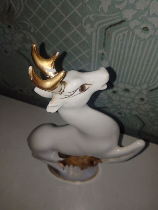 Продаються вироби з фарфору.