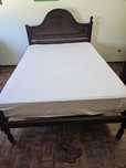 Cama de casal em madeira