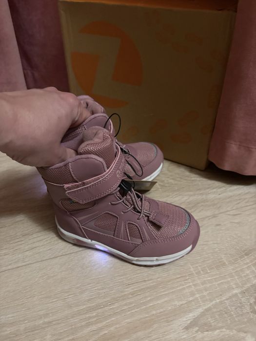 Зимове взуття 26р. Світиться