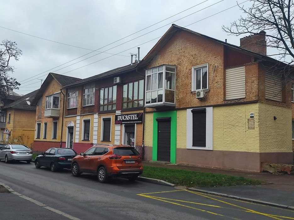 Центр.  Трикімнатна. .Вся мебля та техніка.