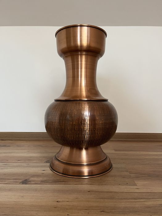 Antyczny miedziany dzban dekoracyjny – duży, ręcznie wykonany (57 cm)