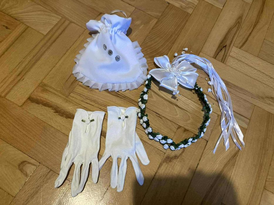 Biała Alba komunijna w zestawie z zielonym wiankiem torebką i rękawicz
