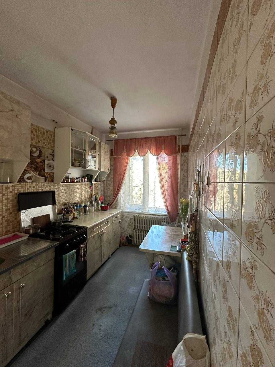Продам 3-х кімнатну квартиру по пров. Добровольців.б.6