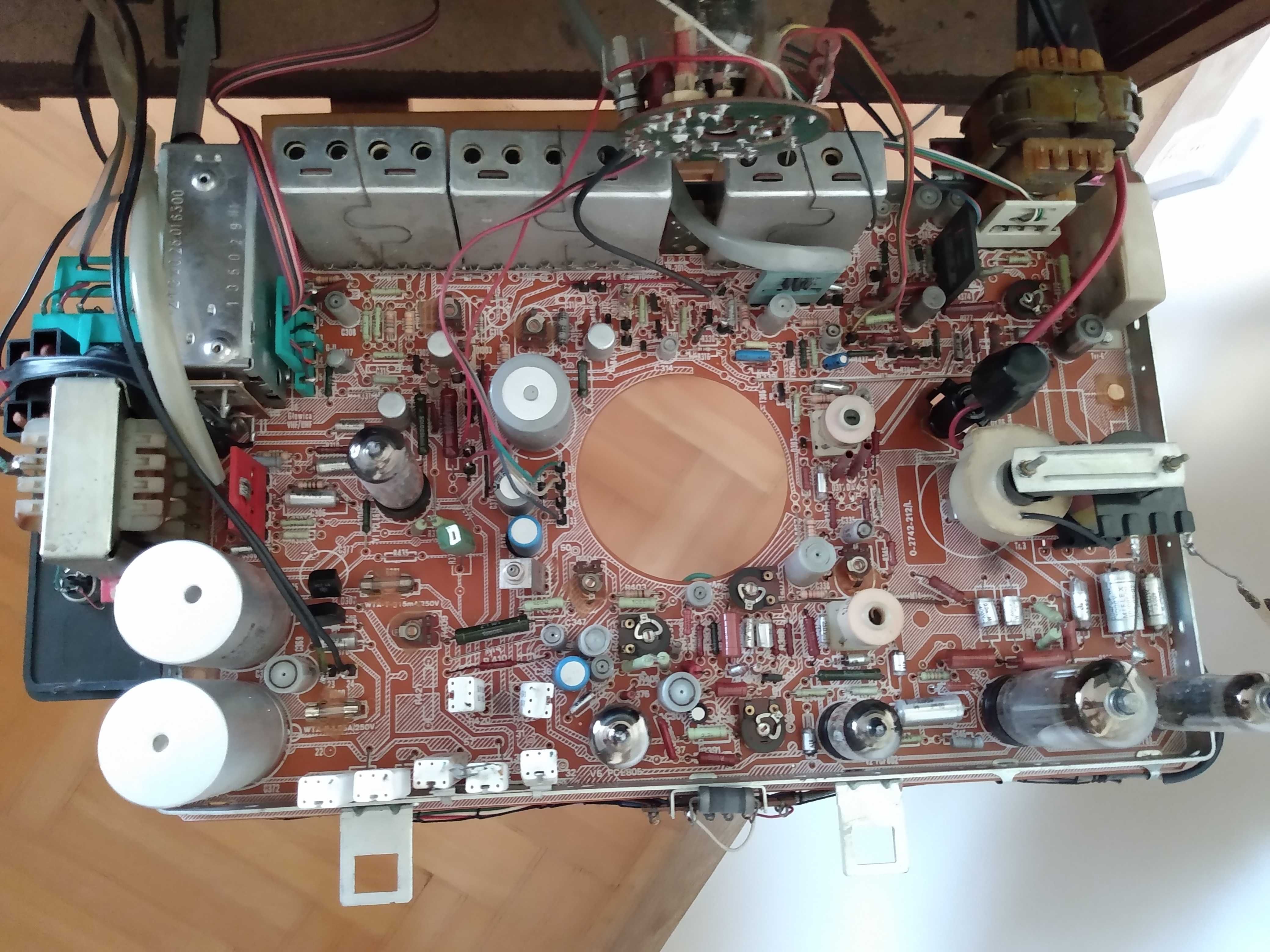 Stary telewizor retro lampowy z okresu PRL'u