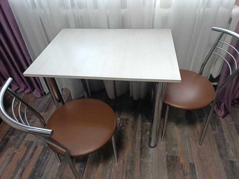 Кухонный  столик 2 цвета.