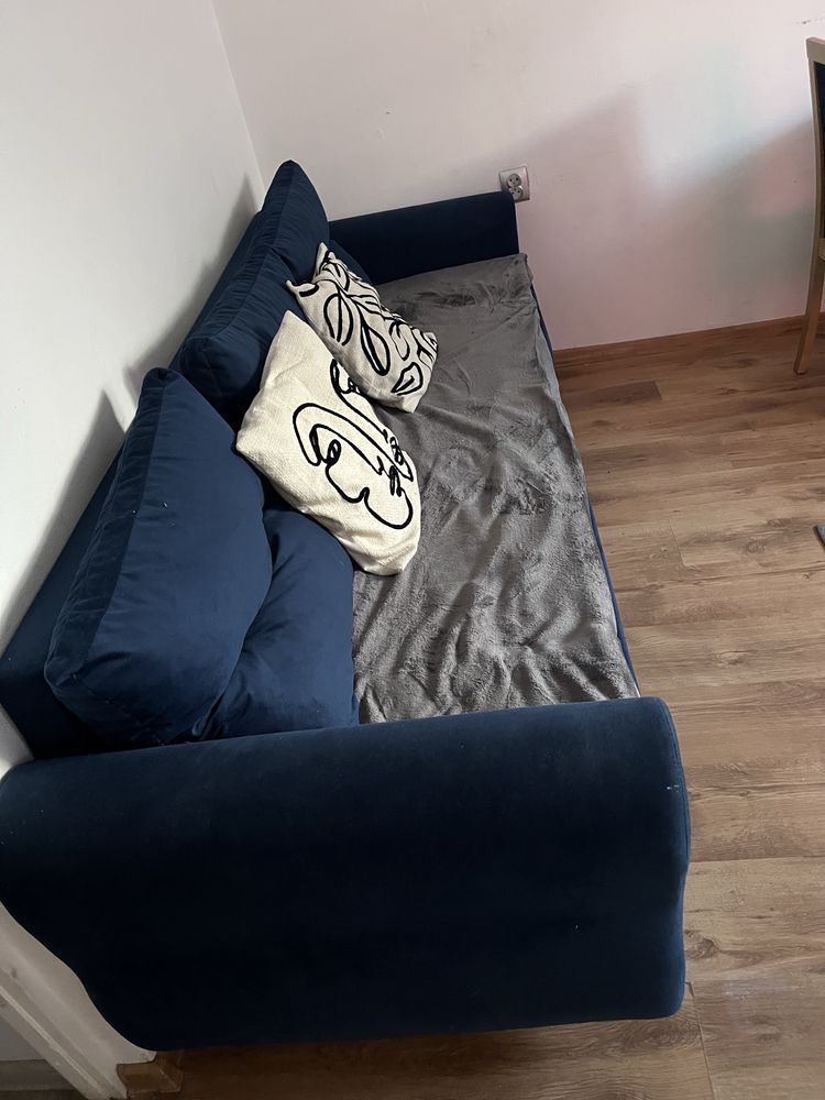 Na sprzedaż granatowa sofa