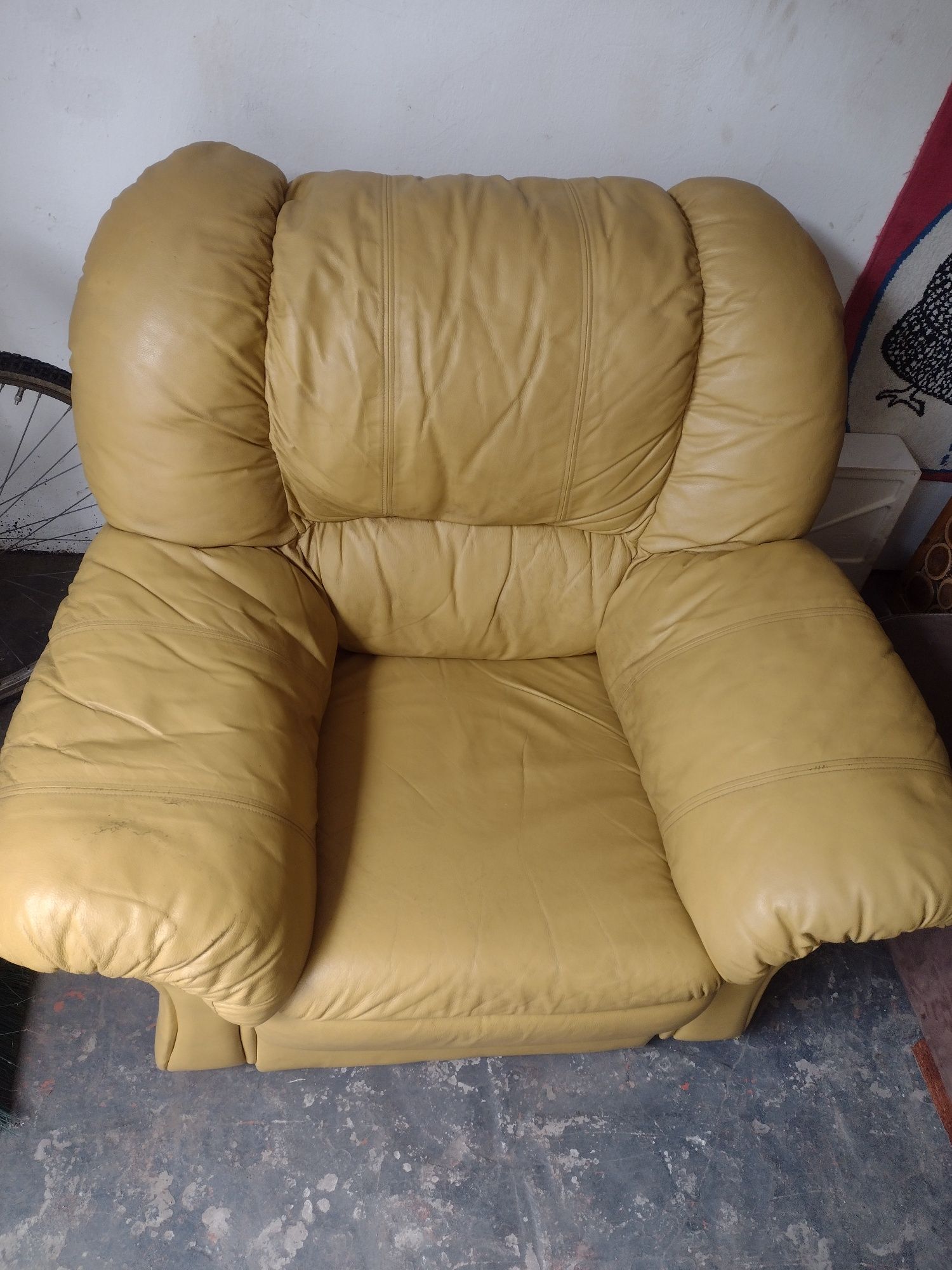 Żółty fotel skórzany tanio mistko
