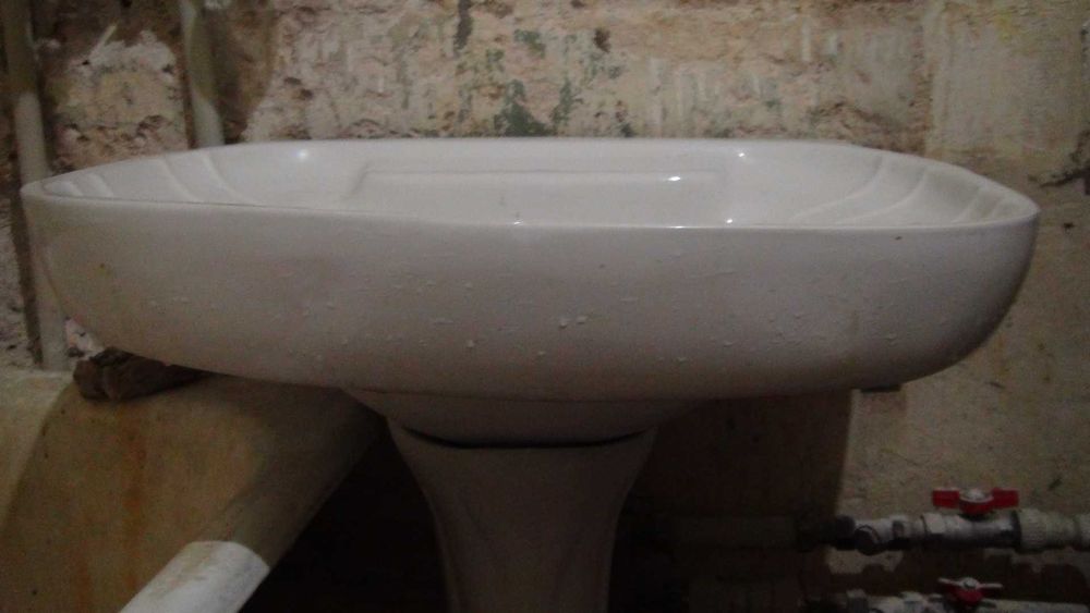 Умивальник фарфоровий із п'єдесталом (ногою)