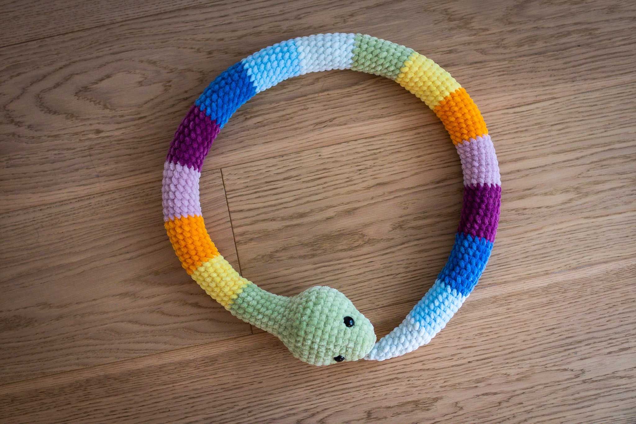 Pluszowy wąż HANDMADE 105 cm tęczowy | Kolorowy prezent szydełkowy