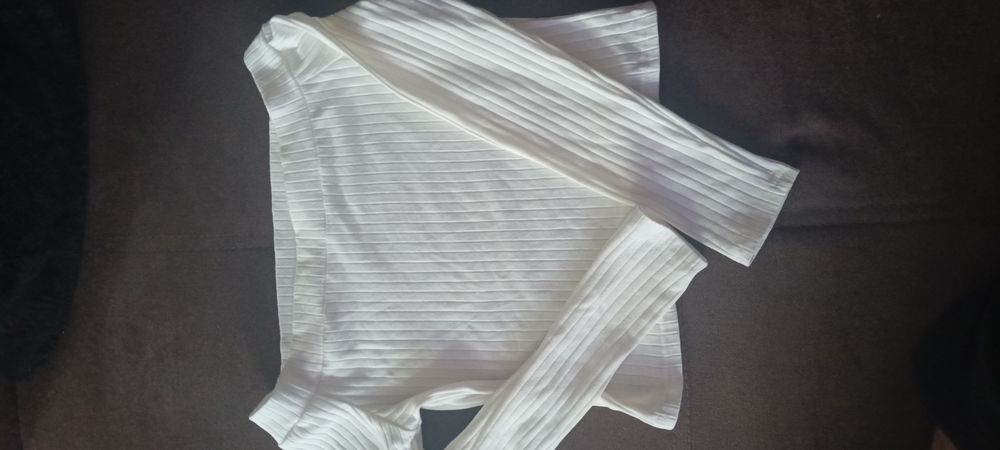 Krótka bluzka z ugim rękawem rozmiar M/L