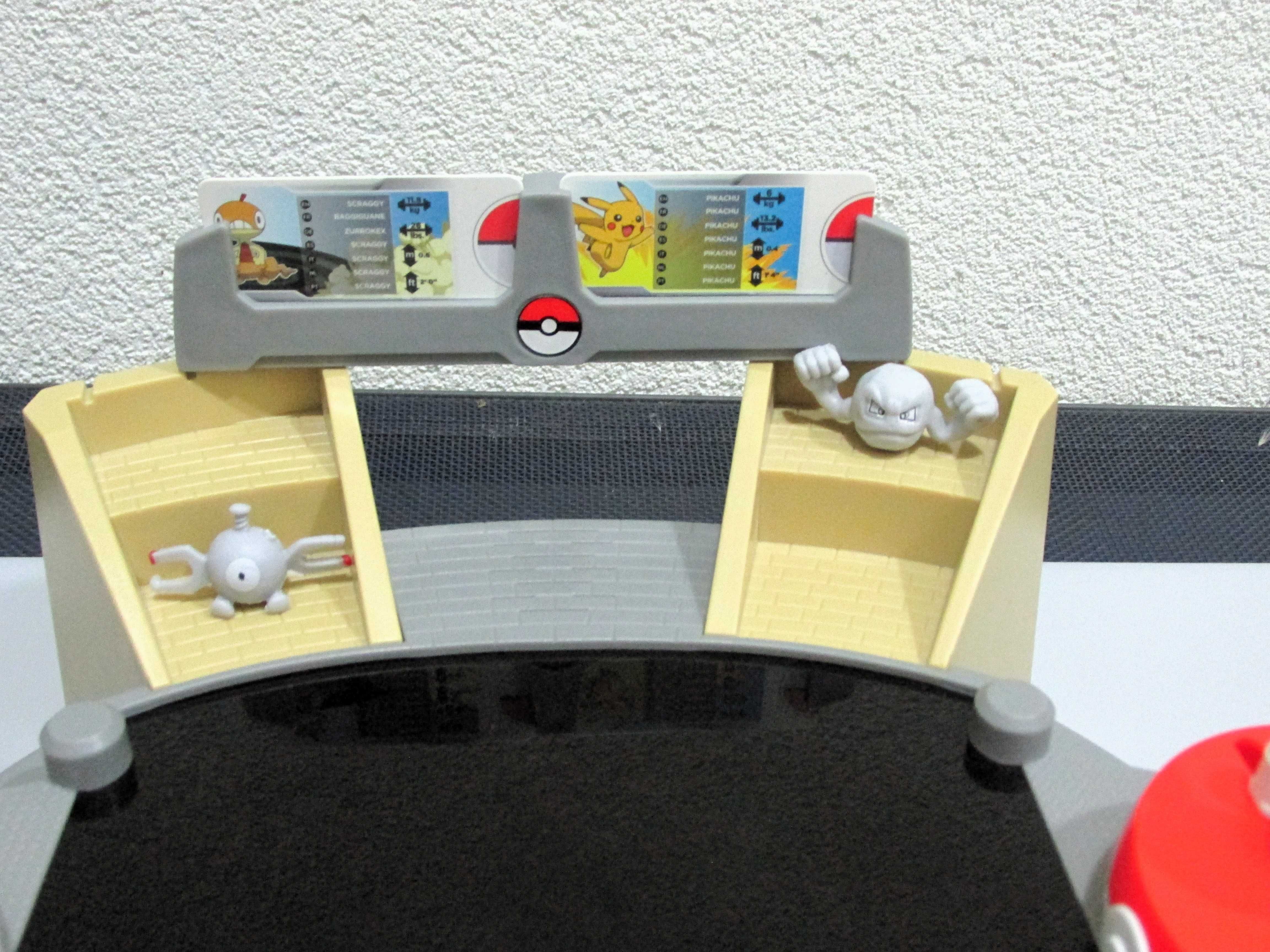 Pokemon Arena de Batalha Tomy Eletronico com Figuras Incluidas