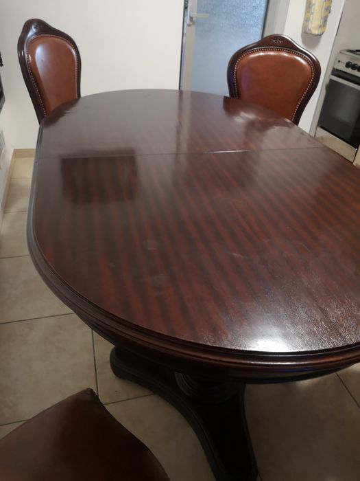 Vendo mesa de sala totalmente em mogno.. Sem Marca de uso.. Como nova.