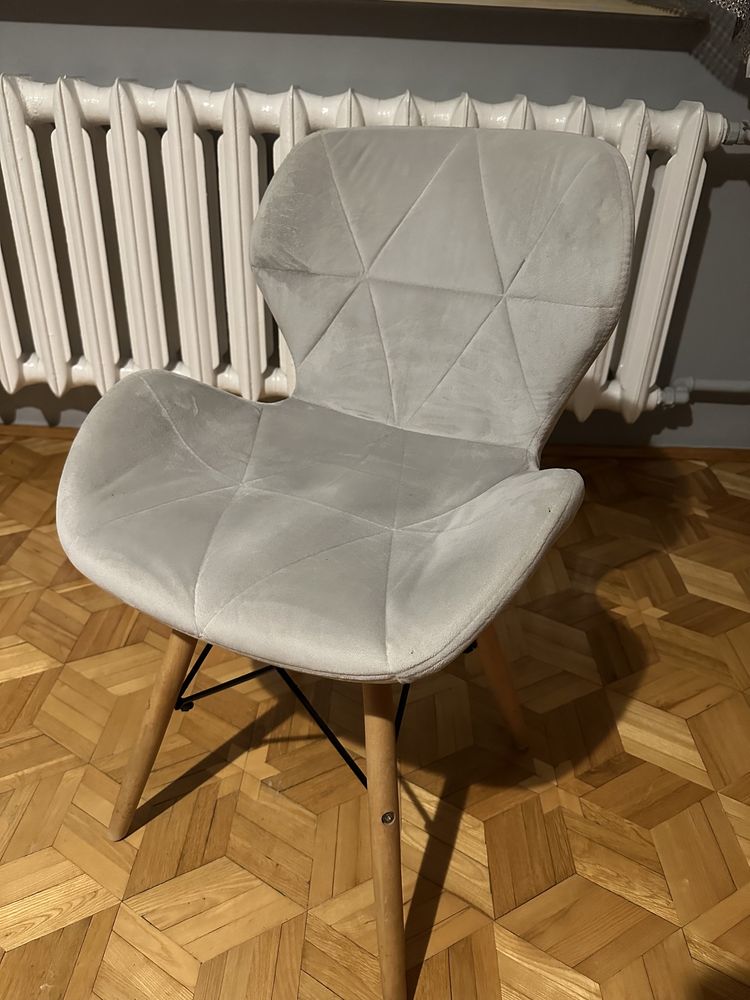 Welurowe szare krzesło