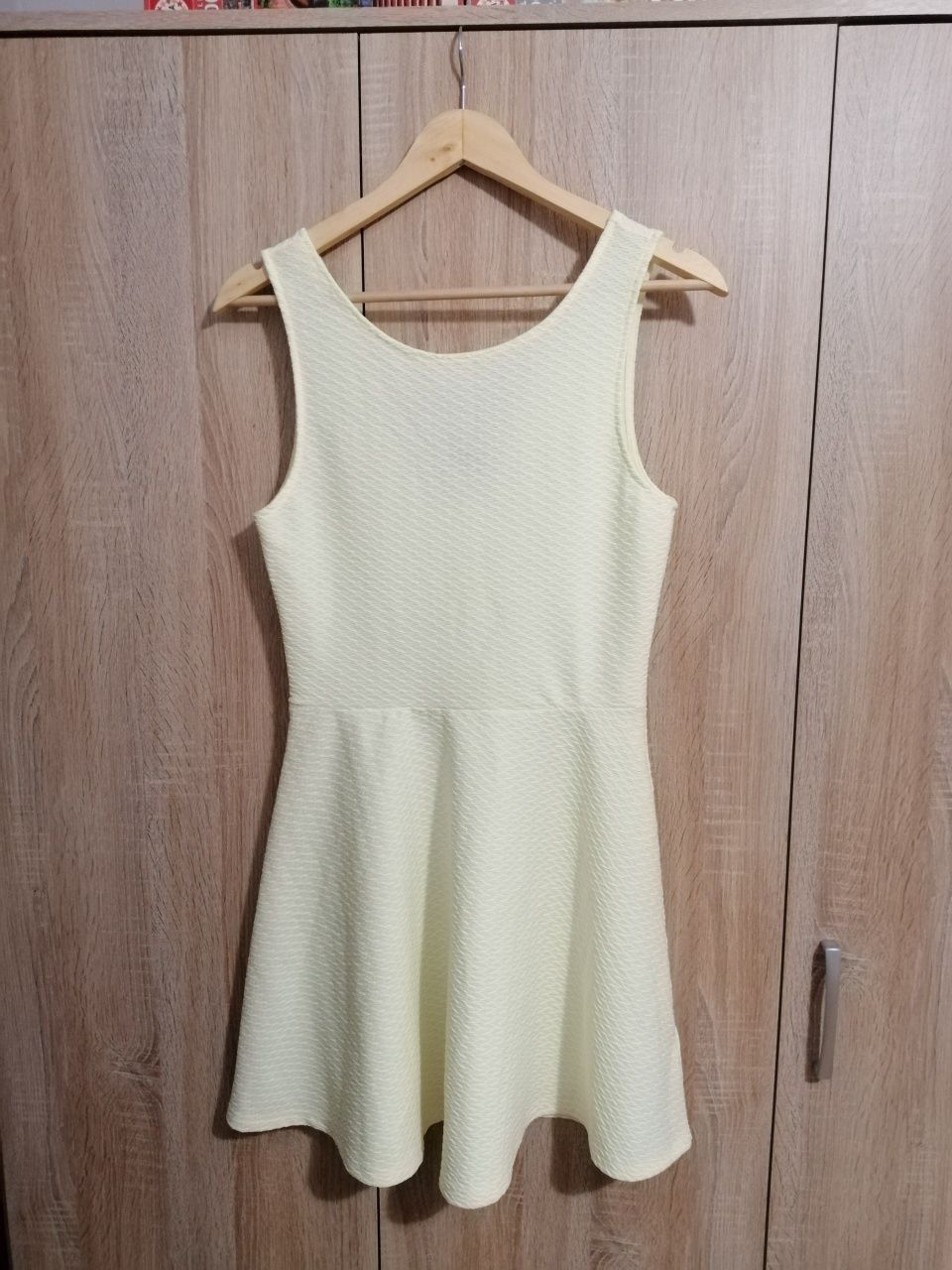 Cytrynowa sukienka na szerokich ramiączkach (H&M)