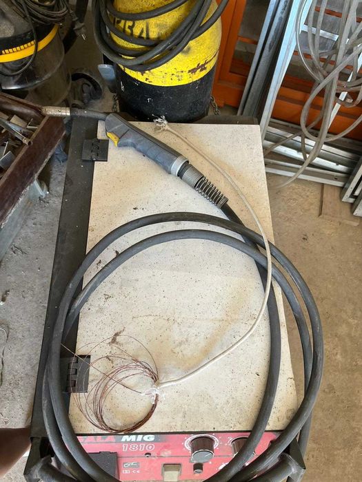 Máquina de soldar semi-automática marca GALA