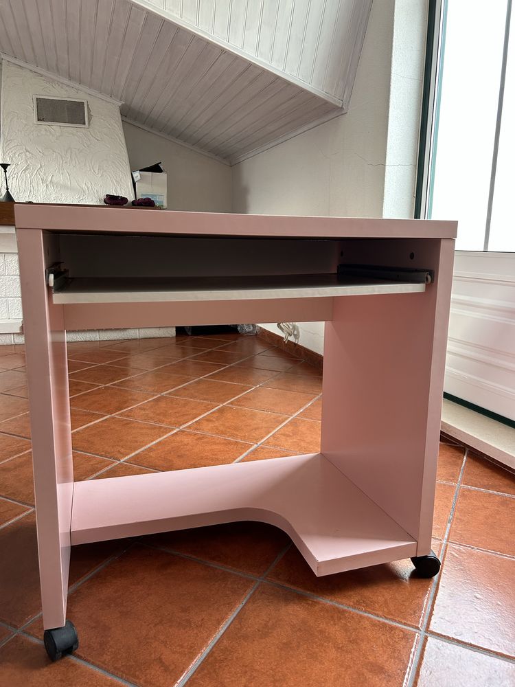 Secretaria cor de rosa