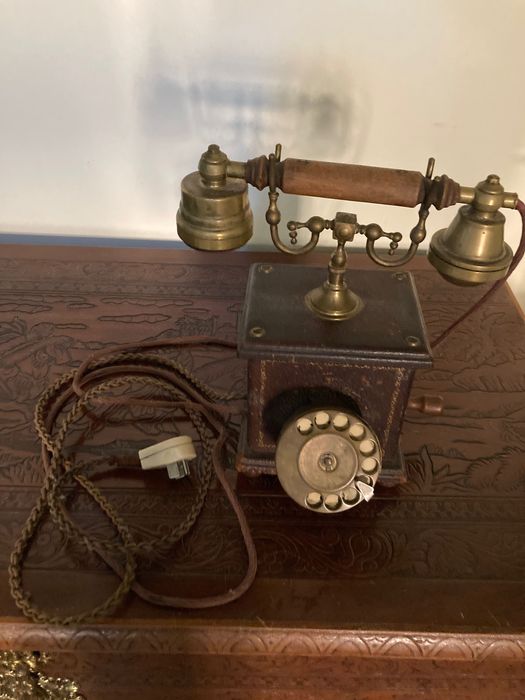 Telefone antigo com caixa em madeira