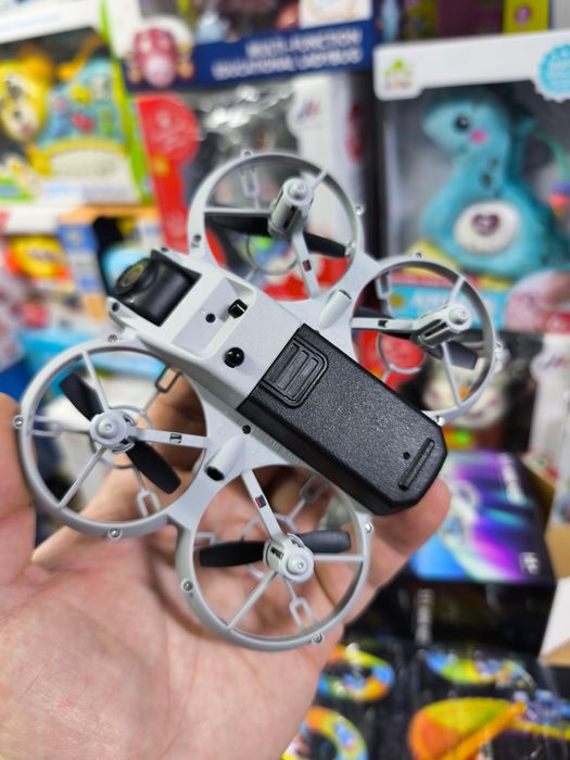 Дрон з відеокамерою якісний тримає висоту