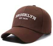 Коричнева кепка з вишитим написом "BROOKLYN EST 1631"