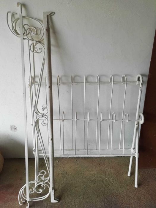 Cama de ferro antiga de corpo e meio com estrado em bom estado