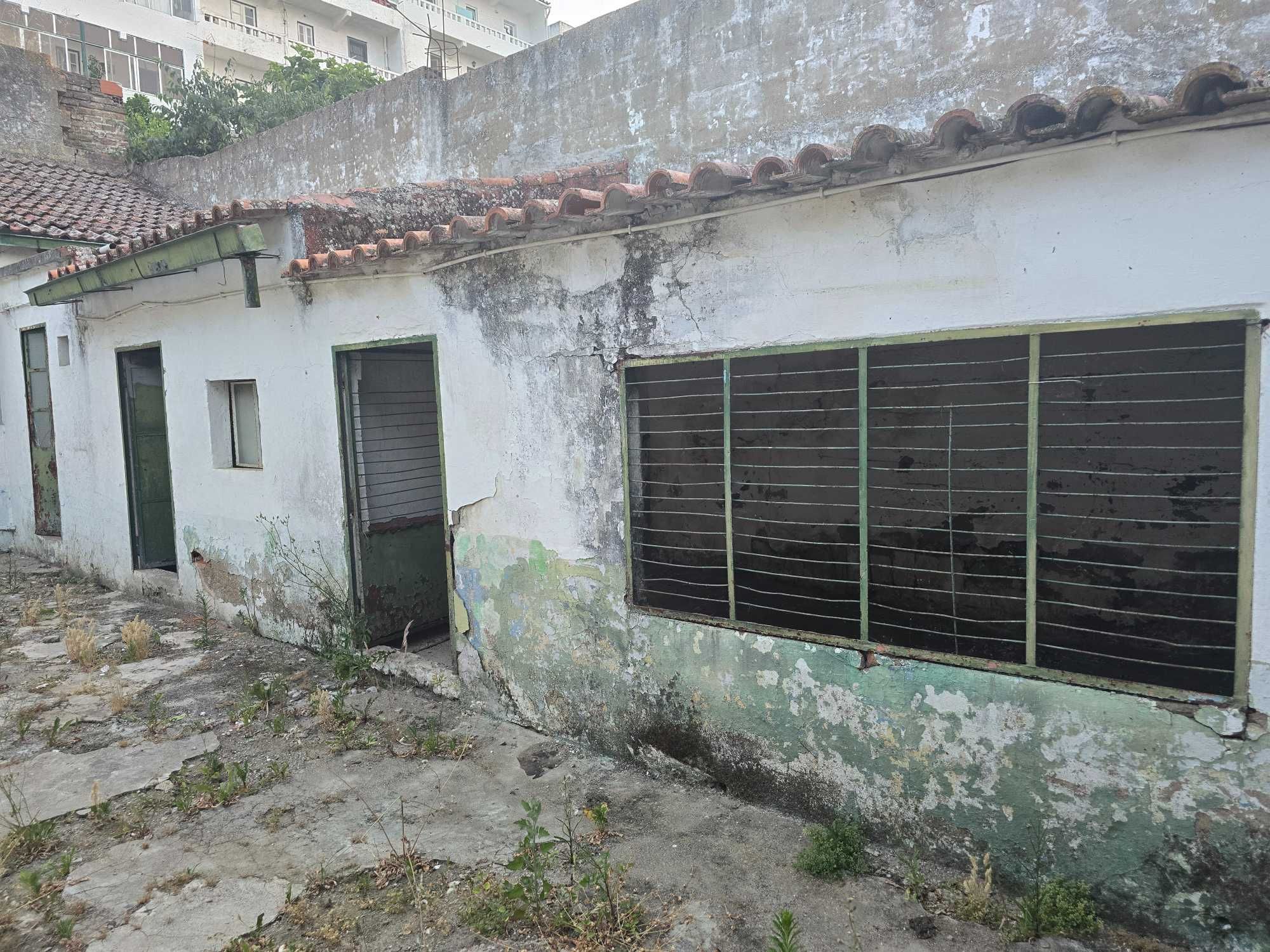 Armazém com anexo para venda em Beja