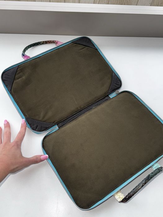 Продам шкіряний чохол під ноутбук або планшет. Натуральна змієва шкіра