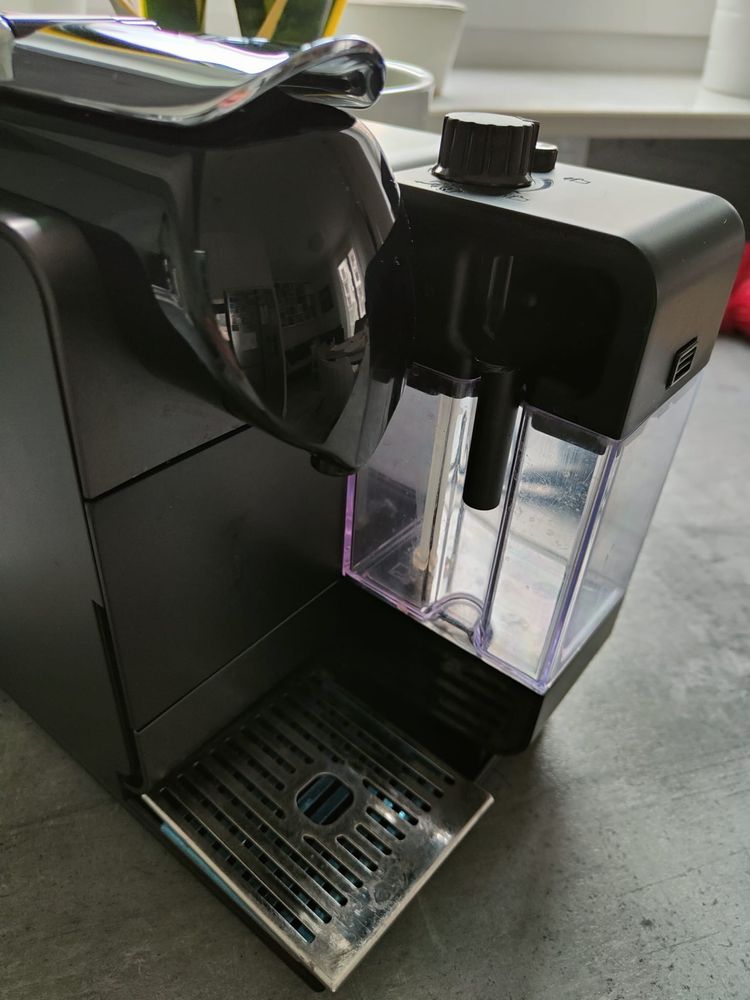 Ekspres Do Kawy DeLonghi EN520.DB z dwoma pojemnikami na kapsułki