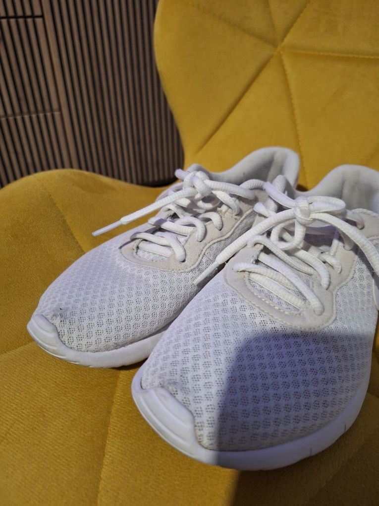 Buty nike tanjun białe 38 24cm wkładka b.d stan leciutkie do biegania