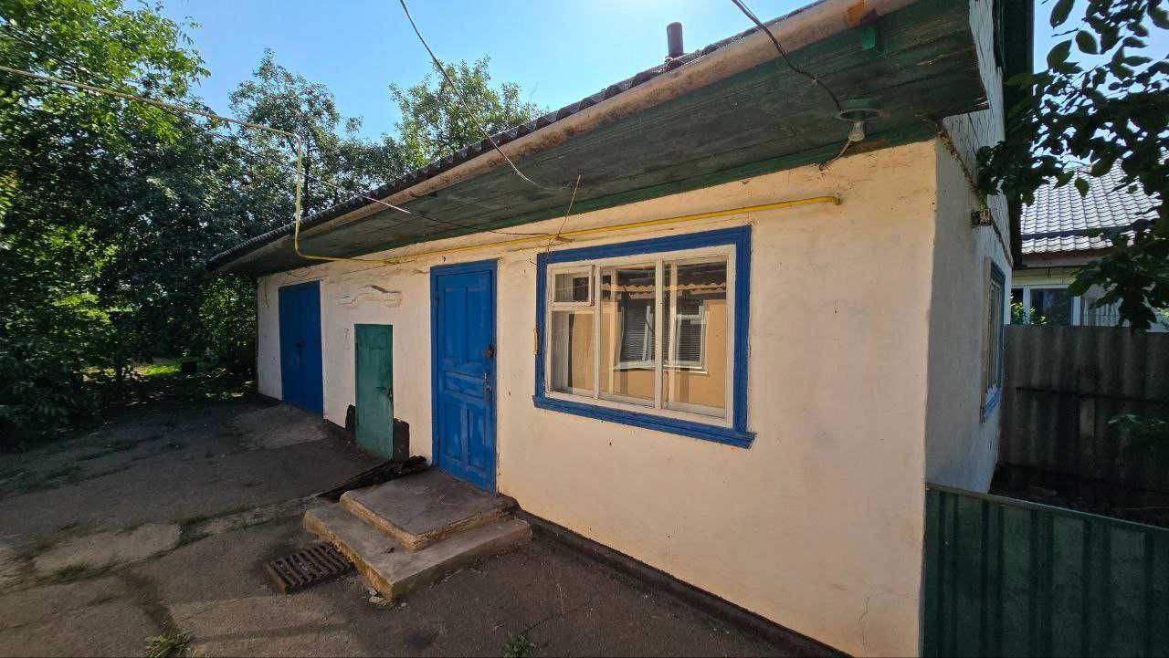 Добротний будинок у Леськах