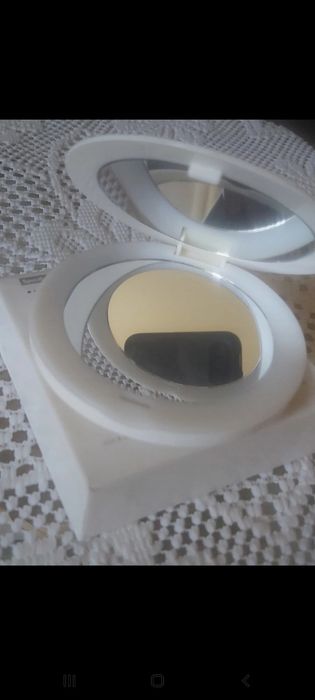 Lusterko do makijażu z oświetleniem LED