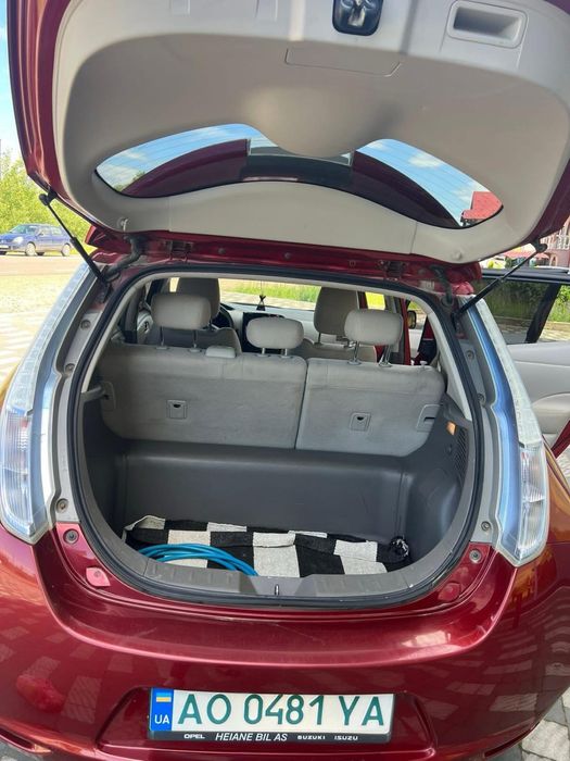 Продам Nissan leaf 2012