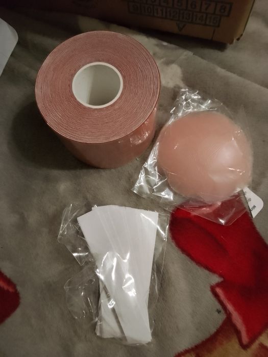 Nowa taśma do biustu Boob Tape.
