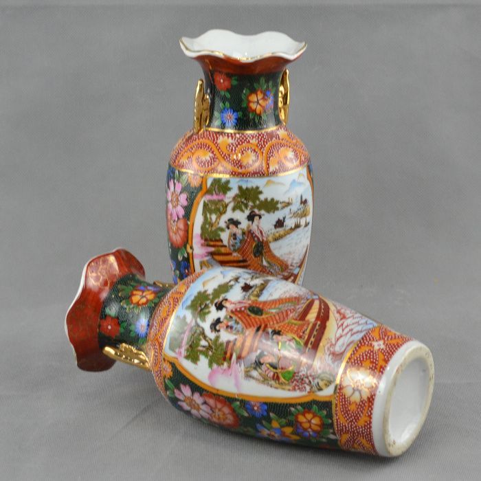 Par de Jarras Porcelana da China com flores e figuras orientais