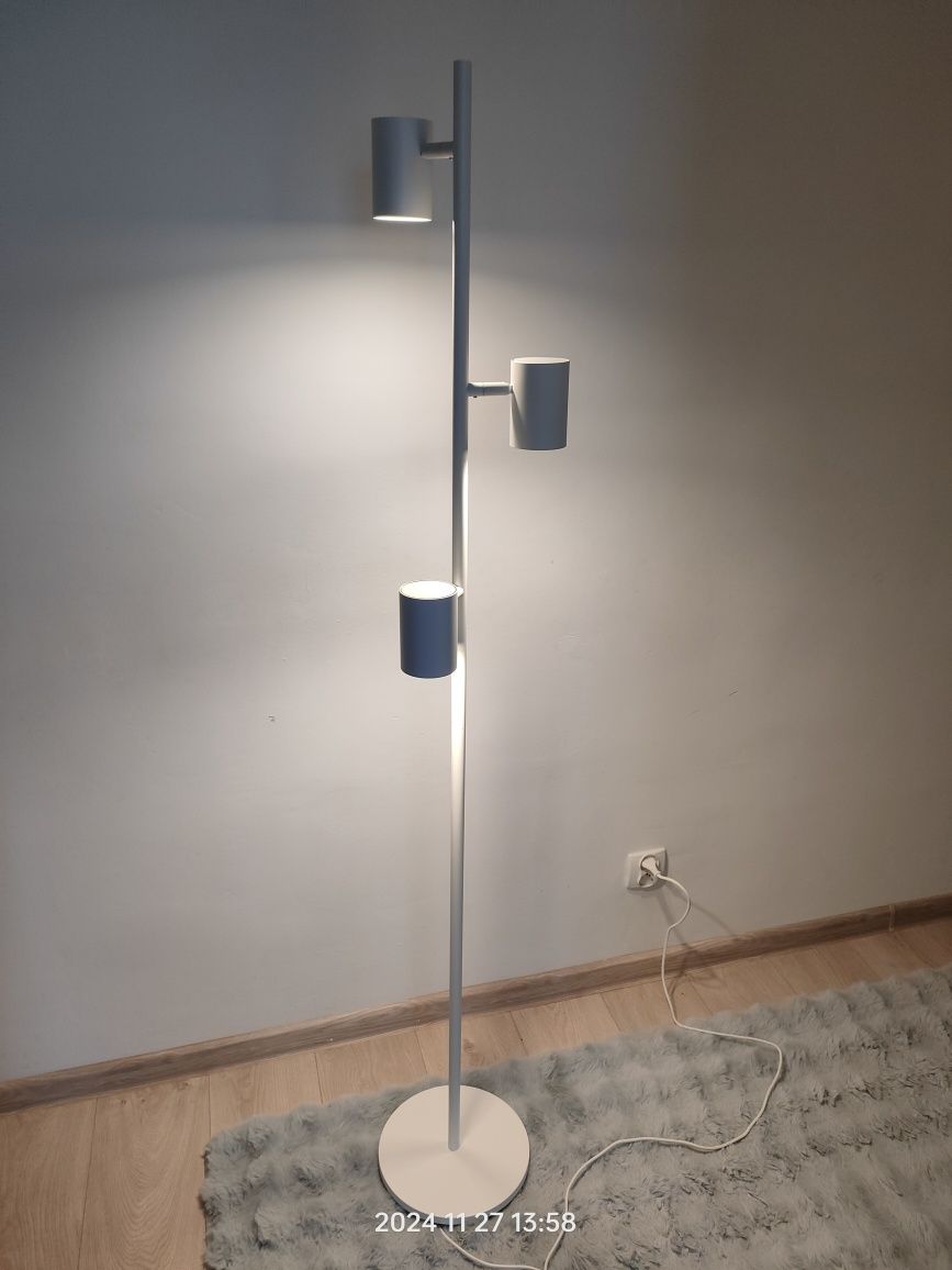 Lampa podłogowa z trzema reflektorami biała