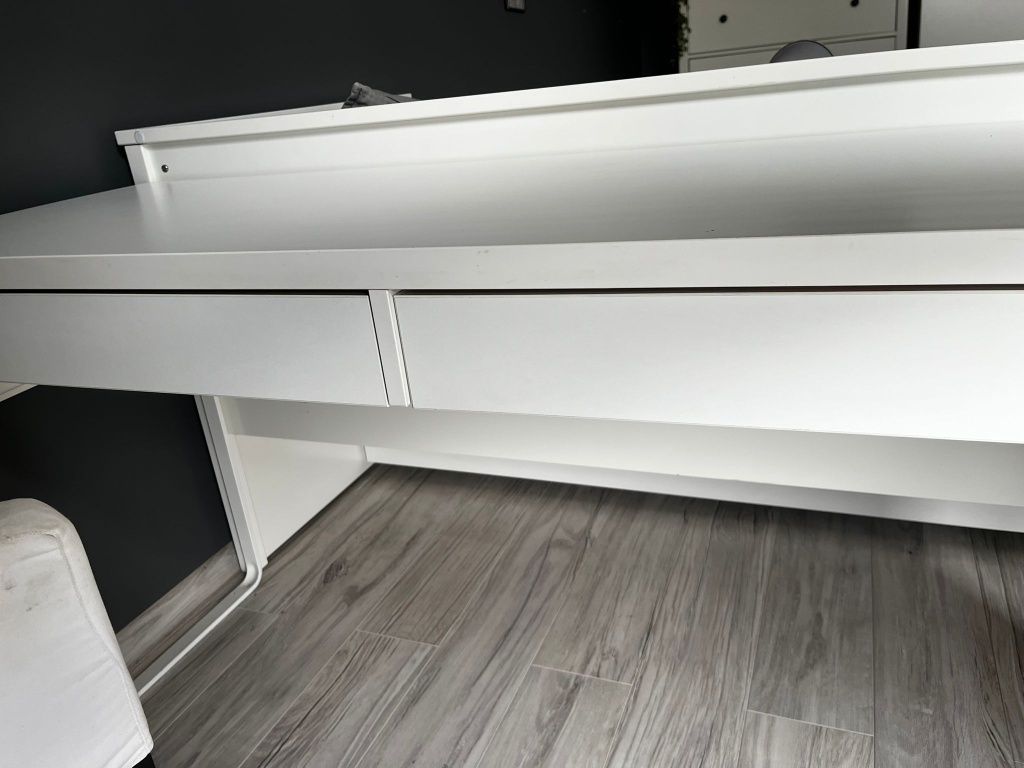 Duże biurko z dwoma pojemnymi szufladami 142/50