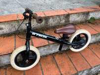 Bicicleta de aprendizagem B-twin sem pedais.