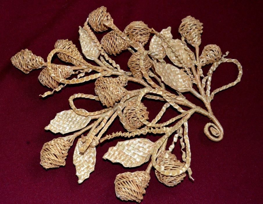 Капелюхи з житньої соломи, віночки, гілочки