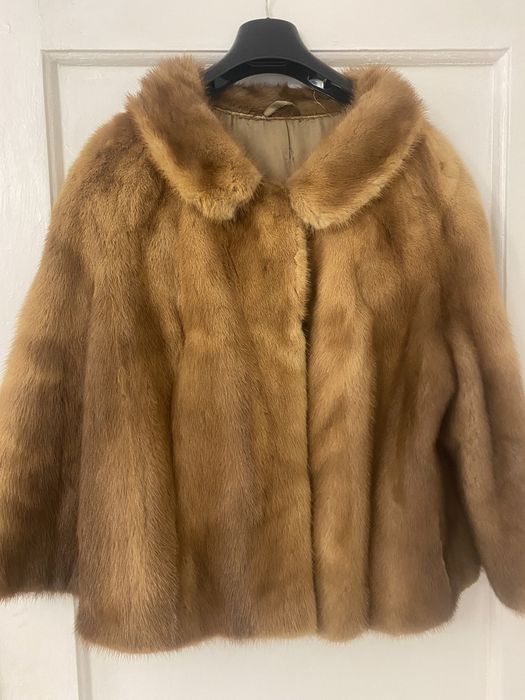 Продам норкову шубу б у в нормальному стані