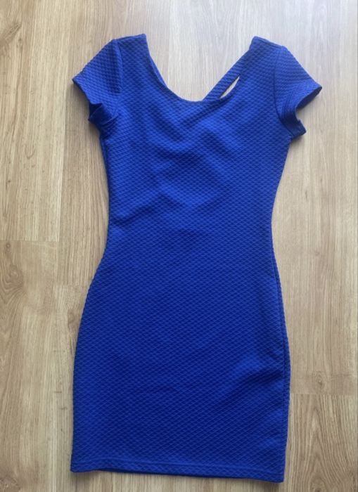 Dopasowana sukienka kobaltowy niebieski z ozdobnymi paskami na plecach