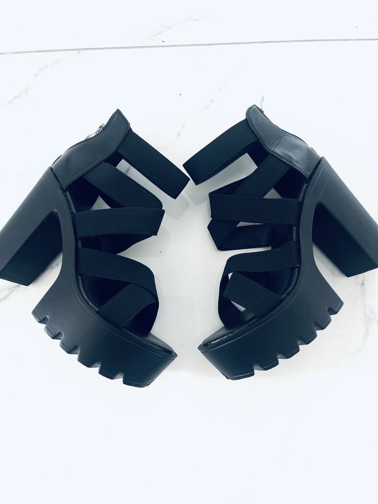Buty na slupku platforma  czarne nowe 37 23,5