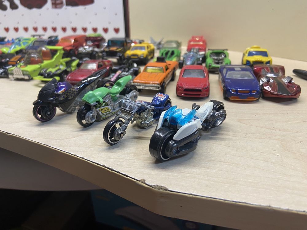 Продаю машинки hot wheels