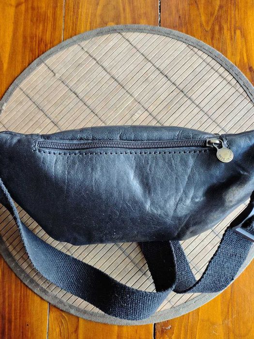 Сумка - бананка шкіряна . Італія .