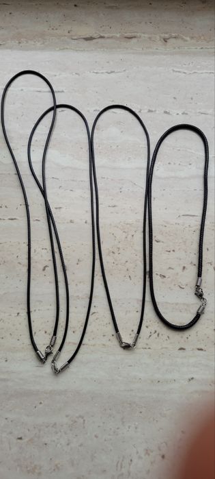 Шнурки на шию різні