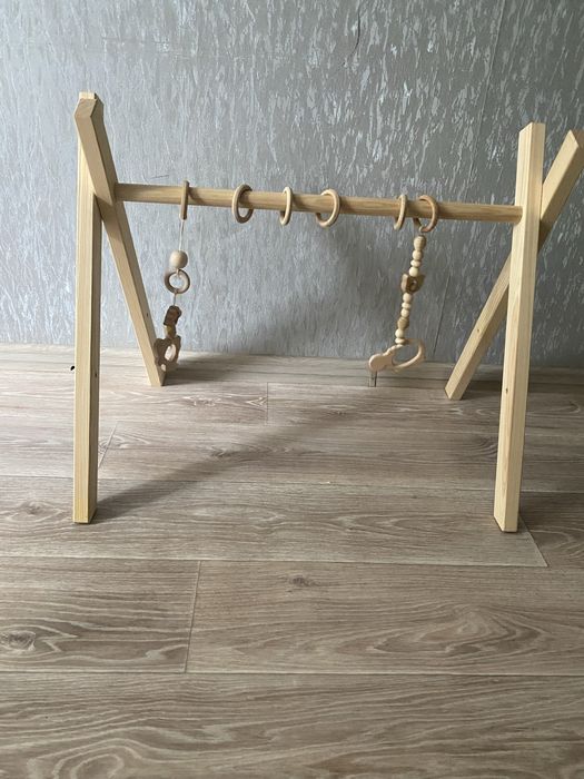 Деревʼяний підлоговий мобіль