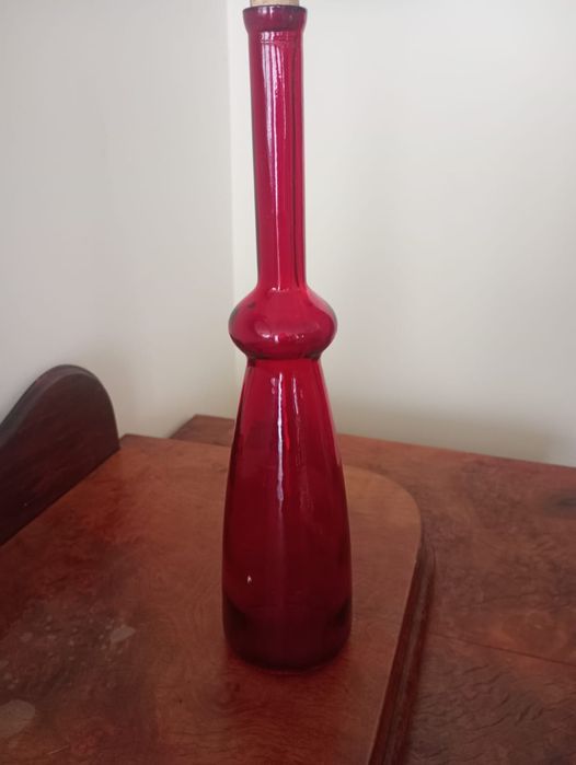 Wazon butelka z czerwonego szkła