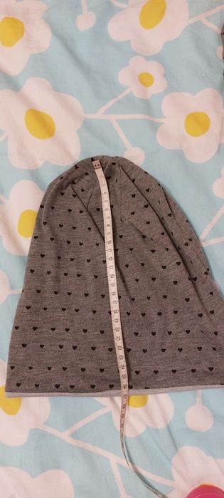 2 czapki szare w czarne serduszka