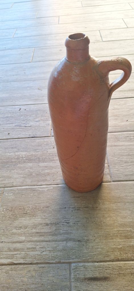 Garrafa de barro antiga