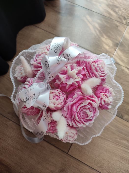 Bukiet świec Flower Box świec sojowych średni biało różowe piwonie