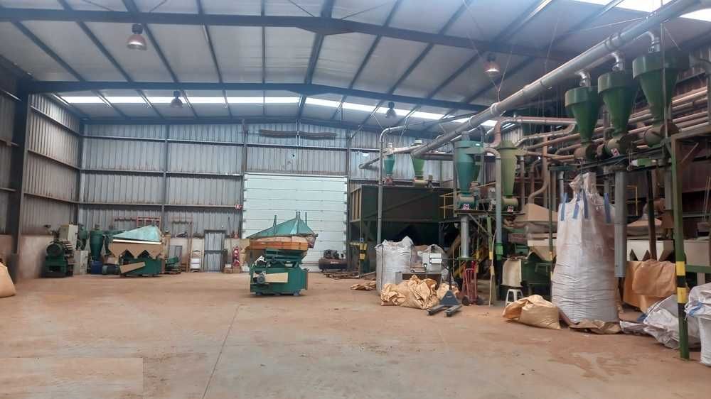 Armazém com 812 m2 num terreno com 51000 m2, Montijo.