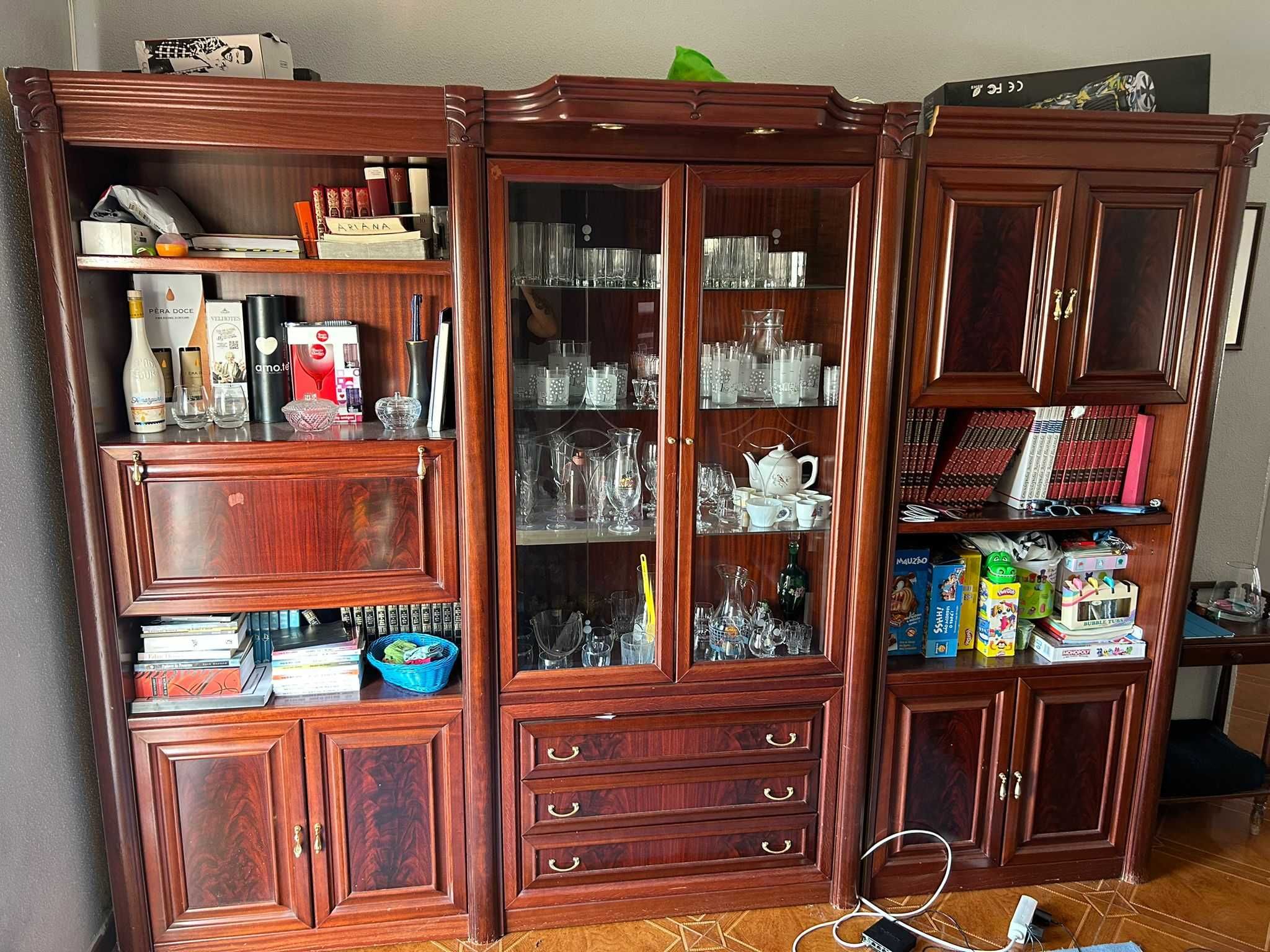 Móvel de sala em madeira – com vitrines e arrumação